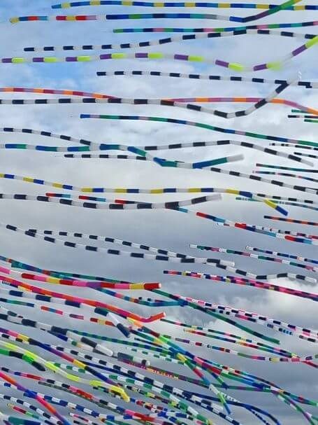 Eine Feierlichkeit Himmel mit fliegenden Bändeln